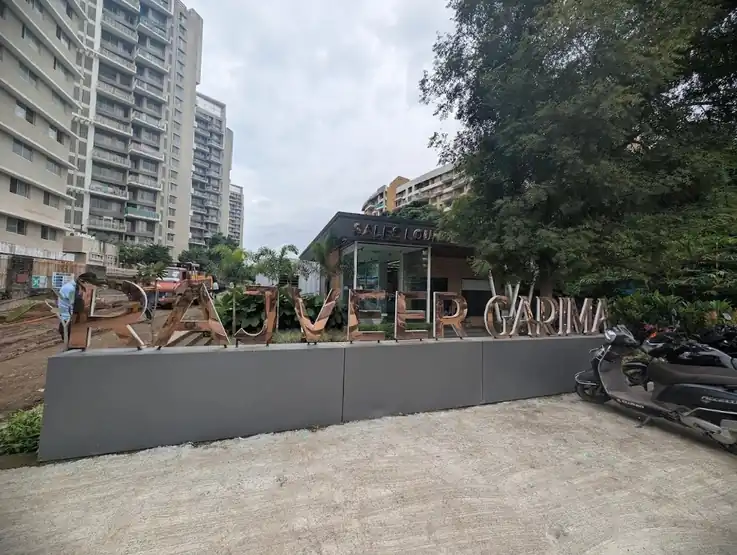 Site entrance and sales lounge